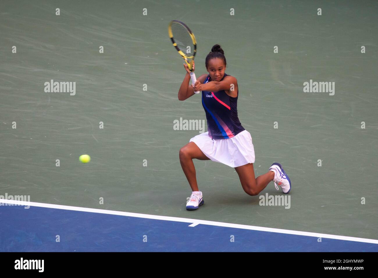 New York, USA. September 2021. Leylah Fernandez aus Kanada kehrt am 7. September 2021 im Arthur Ashe Stadium im USTA Billie Jean King National Tennis Center in New York, USA, gegen die ukrainische Elina Svitolina im Viertelfinale der Frauen bei den US Open 2021 zurück. Quelle: Michael Nagle/Xinhua/Alamy Live News Stockfoto