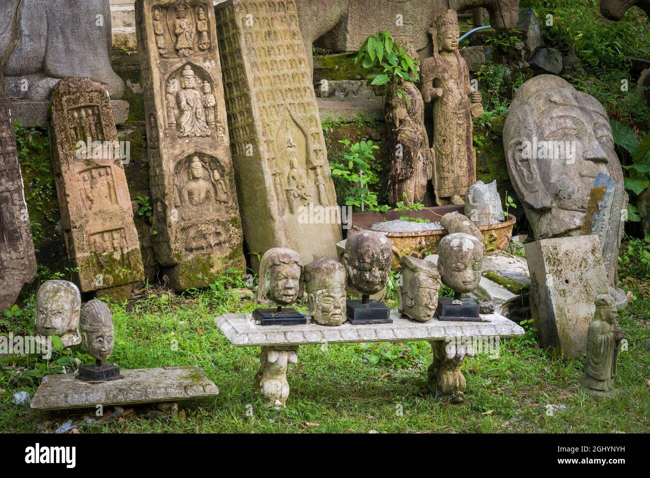 Teil der eklektischen Sammlung asiatischer Skulpturen auf dem Gelände des privat geführten, selbstgestalteten 'Hong Kong Museum of Stone Sculptures' in Tai Po Stockfoto