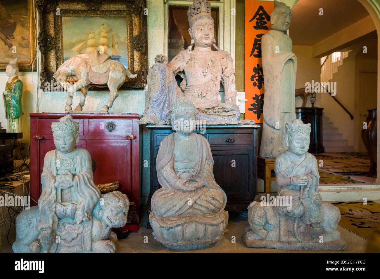 Teil der eklektischen Sammlung asiatischer Skulpturen im Haus des privat geführten, selbstgestalteten 'Hong Kong Museum of Stone Sculptures' in Tai Po Stockfoto