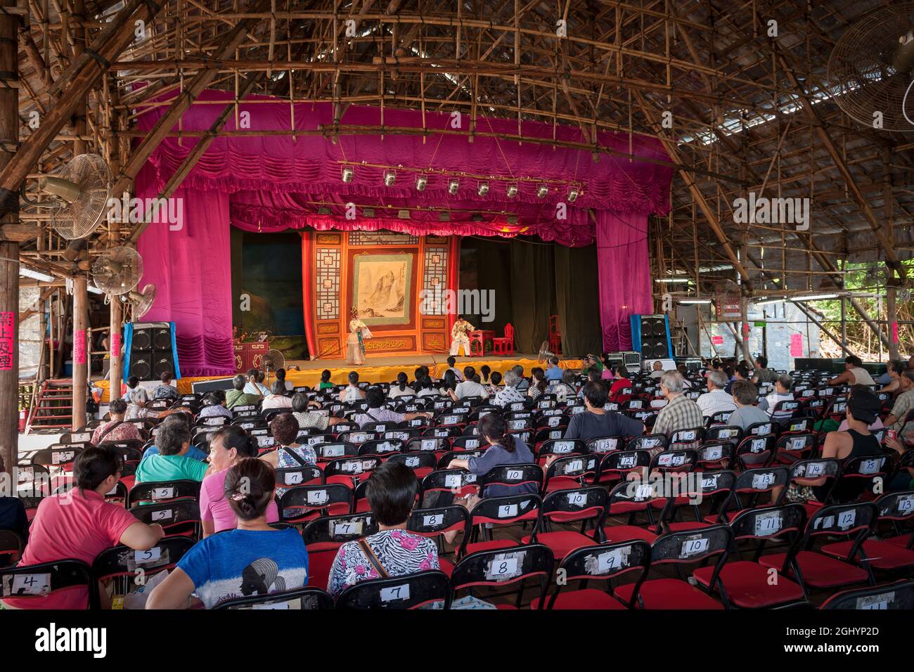 Ein temporärer Konzertsaal für Aufführungen chinesischer Oper, der komplett aus Bambus auf Peng Chau, einer abgelegenen Insel Hongkongs, gebaut wurde Stockfoto