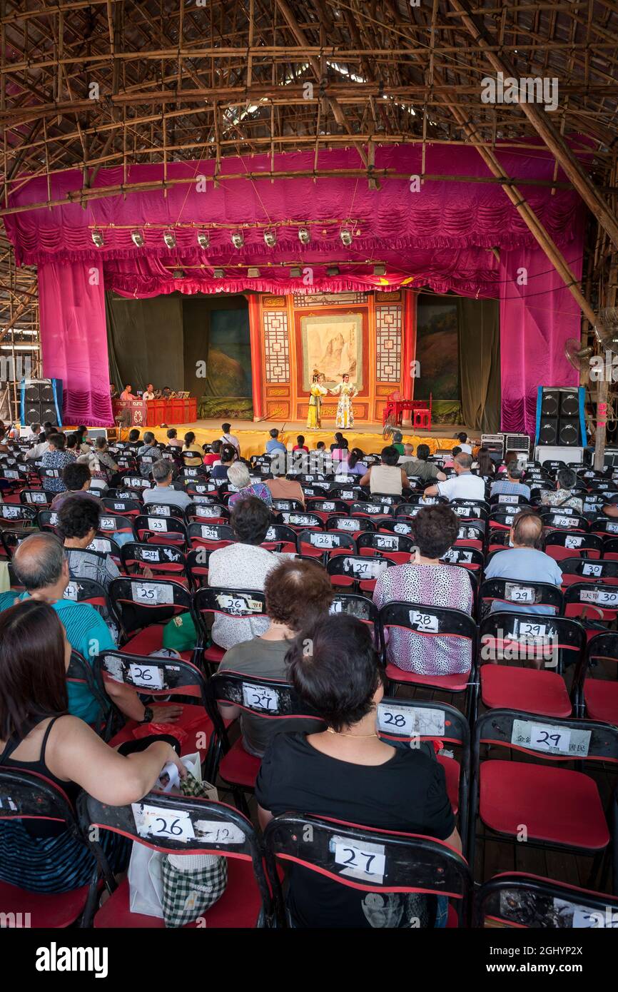 Ein temporärer Konzertsaal für Aufführungen chinesischer Oper, der komplett aus Bambus auf Peng Chau, einer abgelegenen Insel Hongkongs, gebaut wurde Stockfoto