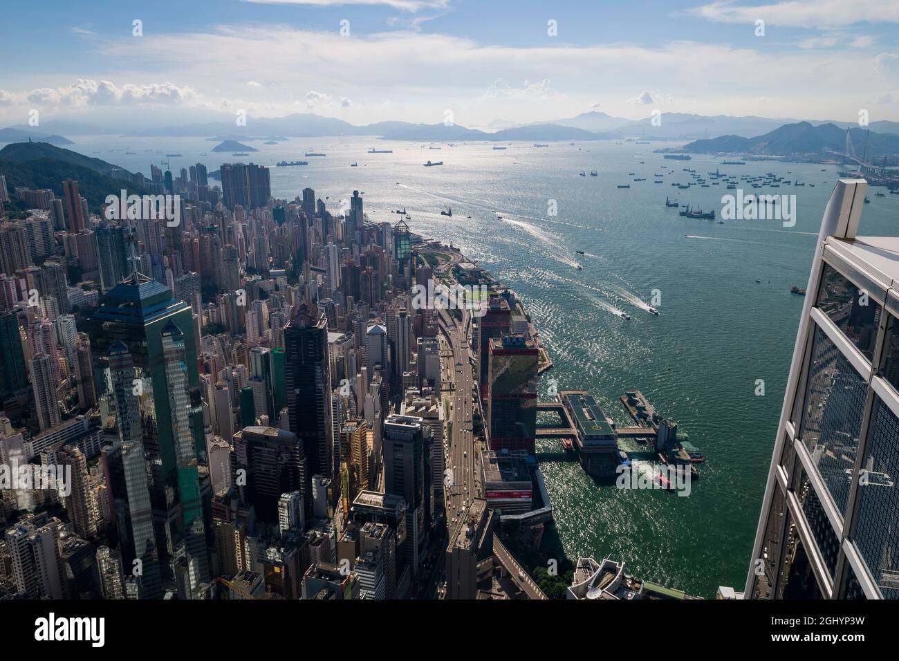 Sheung Wan, Sai Ying Pun und Kennedy Town blicken vom Dach des 2ifc, dem höchsten Gebäude der Insel Hongkong, nach Osten zur Insel Lantau Stockfoto