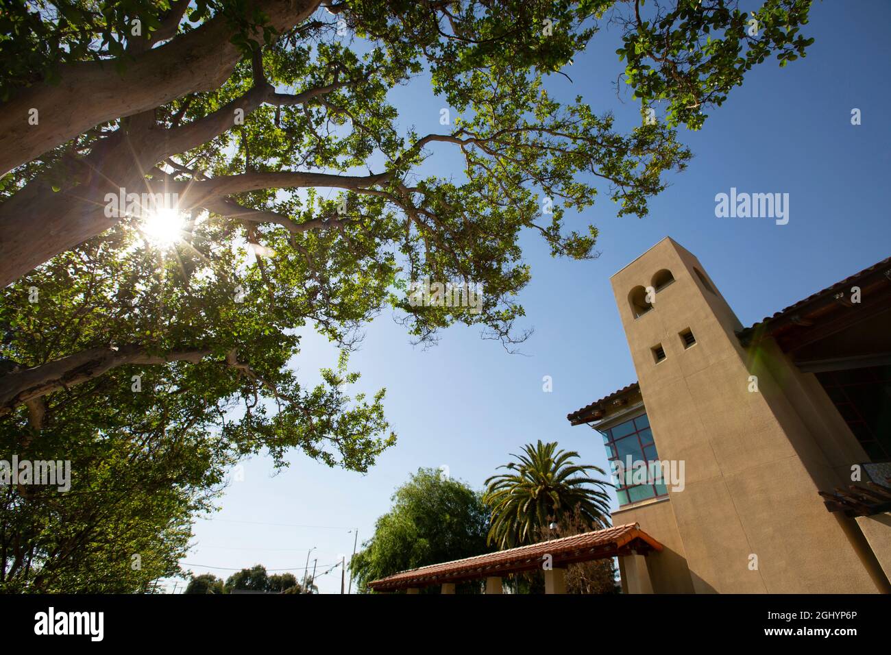 Tagesansicht des öffentlichen Civic Center in der Innenstadt von El Monte, Kalifornien, USA. Stockfoto