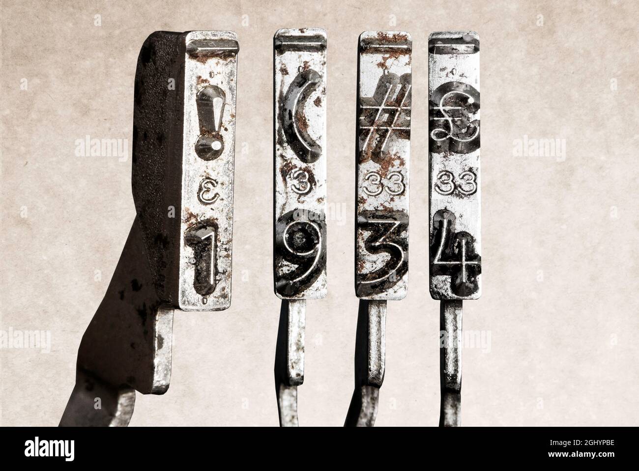 Vintage alte Schreibmaschinenhämmer mit dem Datum 1934 isoliert Stockfoto