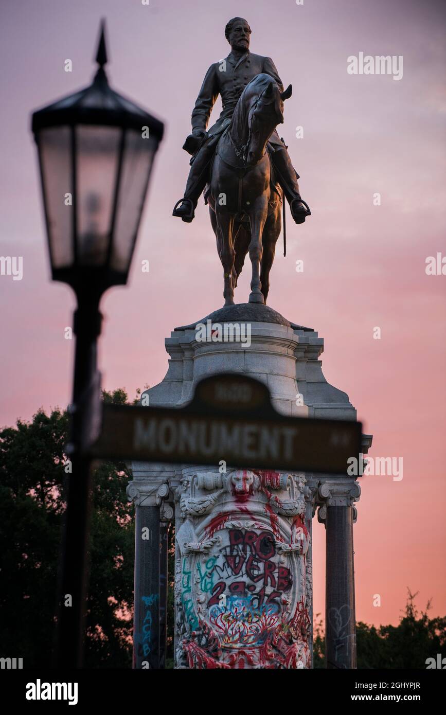 Eingezäuntes Denkmal des konföderierten Generals Robert E Lee auf seinem Pferd Traveller auf der Monument Avenue in Richmond, Virginia, 5. September 2021, USA Stockfoto