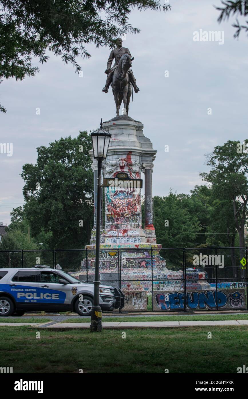 Eingezäuntes Denkmal des konföderierten Generals Robert E Lee auf seinem Pferd Traveller auf der Monument Avenue in Richmond, Virginia, 5. September 2021, USA Stockfoto