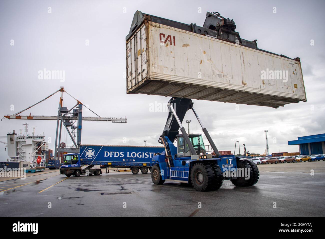 Cuxhaven, Deutschland. August 2021. Die Container werden auf dem Gelände von Cuxport verladen. (To dpa 'die Seeroute nach England bleibt trotz Brexit kurz') Quelle: Sina Schuldt/dpa/Alamy Live News Stockfoto