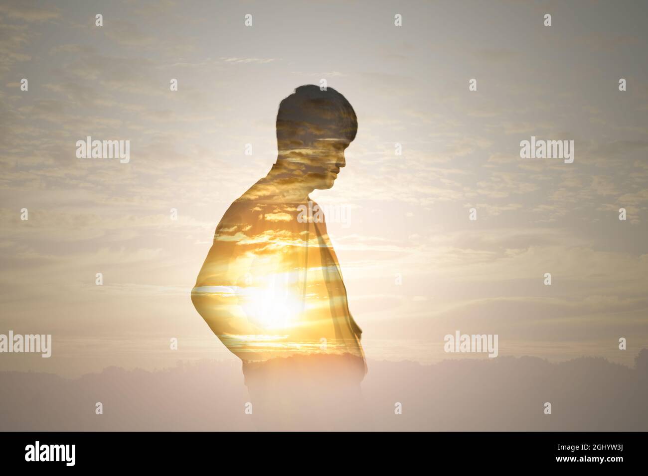Doppelbelichtung Porträt des Mannes mit Sonnenuntergang Landschaft. Stockfoto