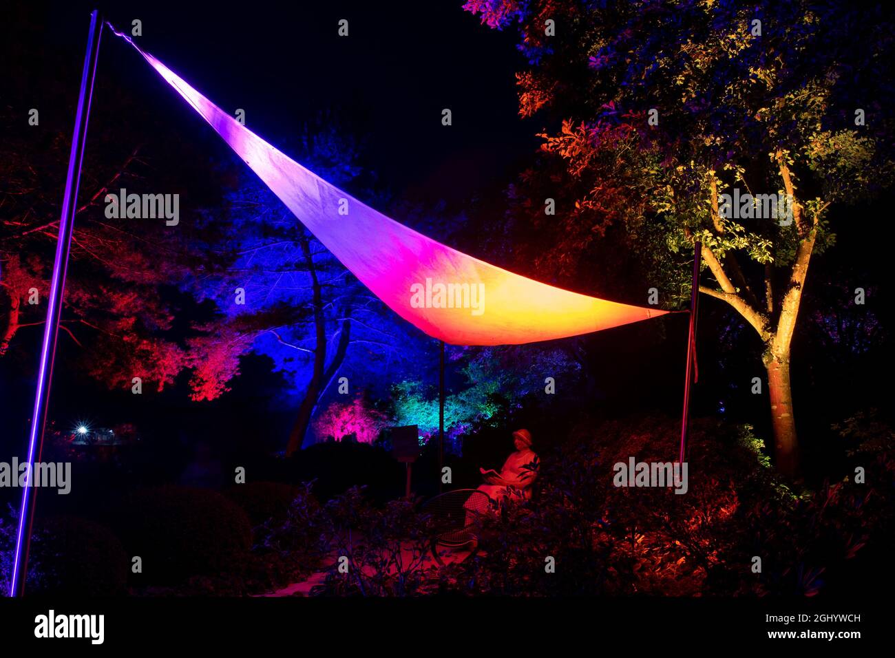 Bad Zwischenahn, Deutschland. September 2021. Ein Sonnensegel hngt ber  einer Bank im Park der Grten und wird von Scheinwerfern beleuchtet. Im  Rahmen der Veranstaltung Illumination - Light Magic in the Park knnen