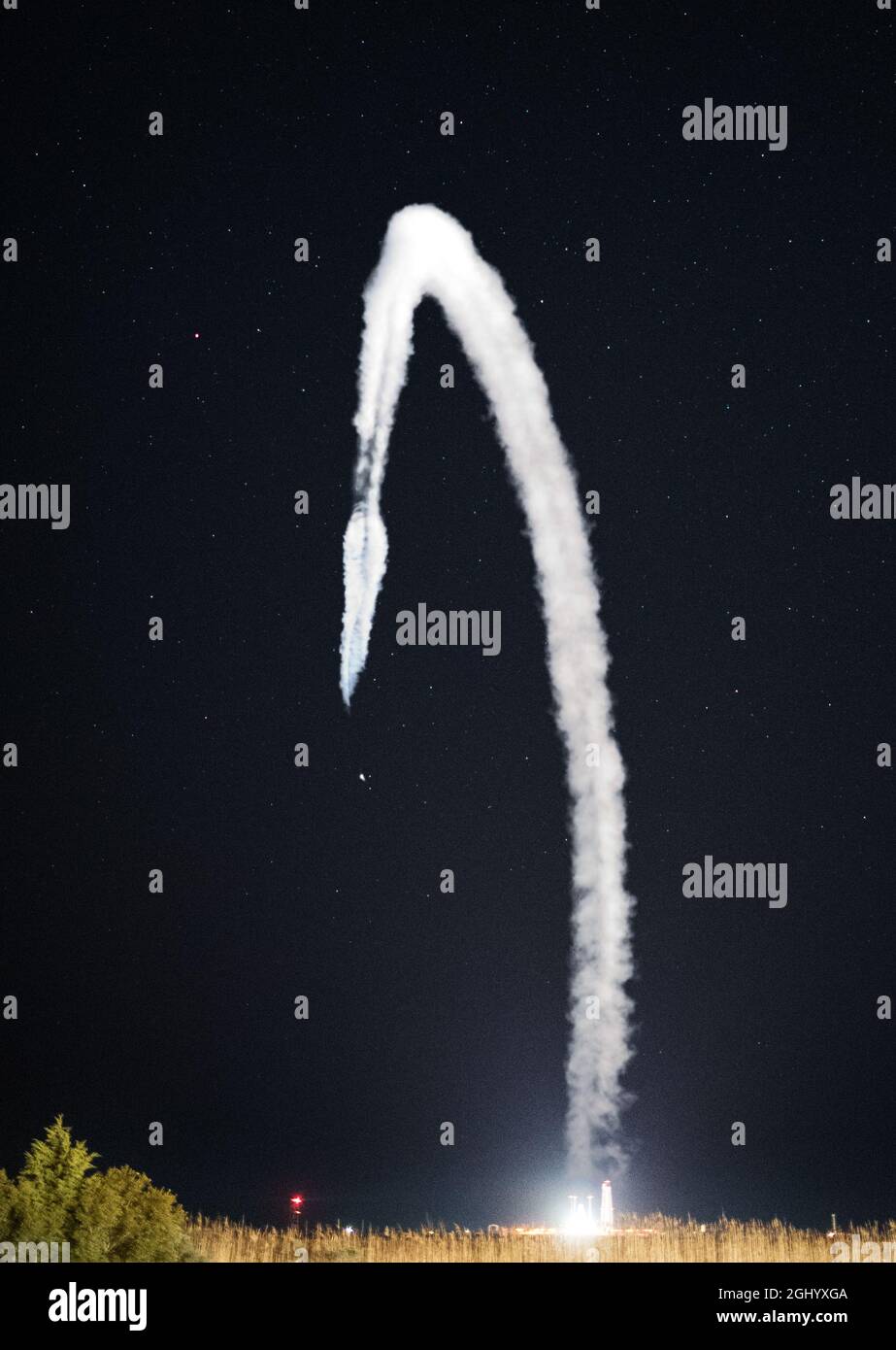 Raketenabschussrampen am Nachthimmel. Elemente dieses Bildes, die von der NASA eingerichtet wurden. Stockfoto