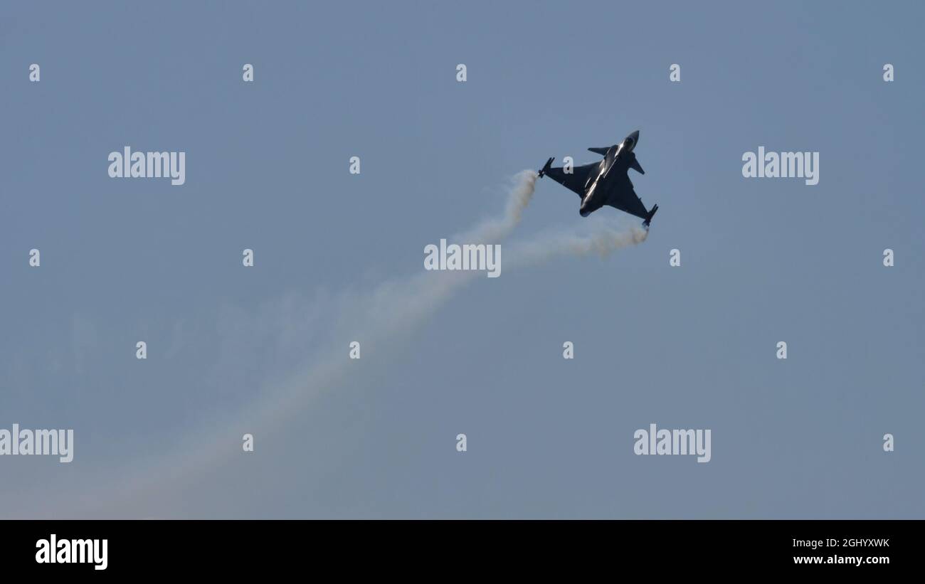 Maribor Slowenien 15. AUGUST 2021 Kampfjet-Flugzeug im Flug mit Rauch. Speicherplatz kopieren. SAAB JAS-39 Gripen der ungarischen Luftwaffe Stockfoto