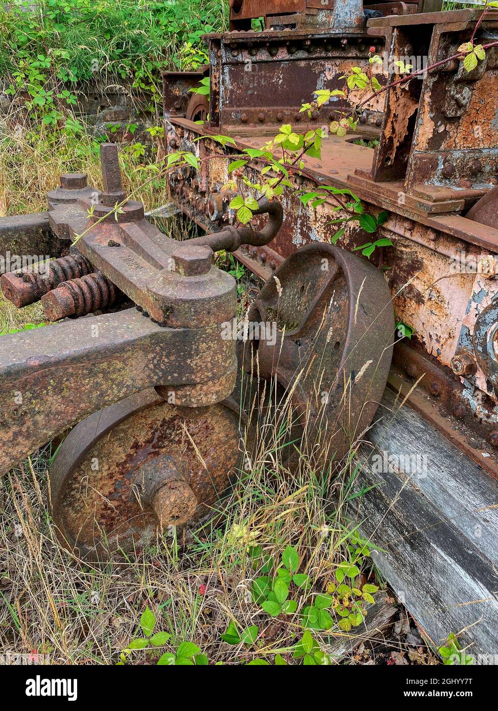 Industrieller Zerfall - alte verlassene Bergbaugeräte rosten langsam weg. Stockfoto