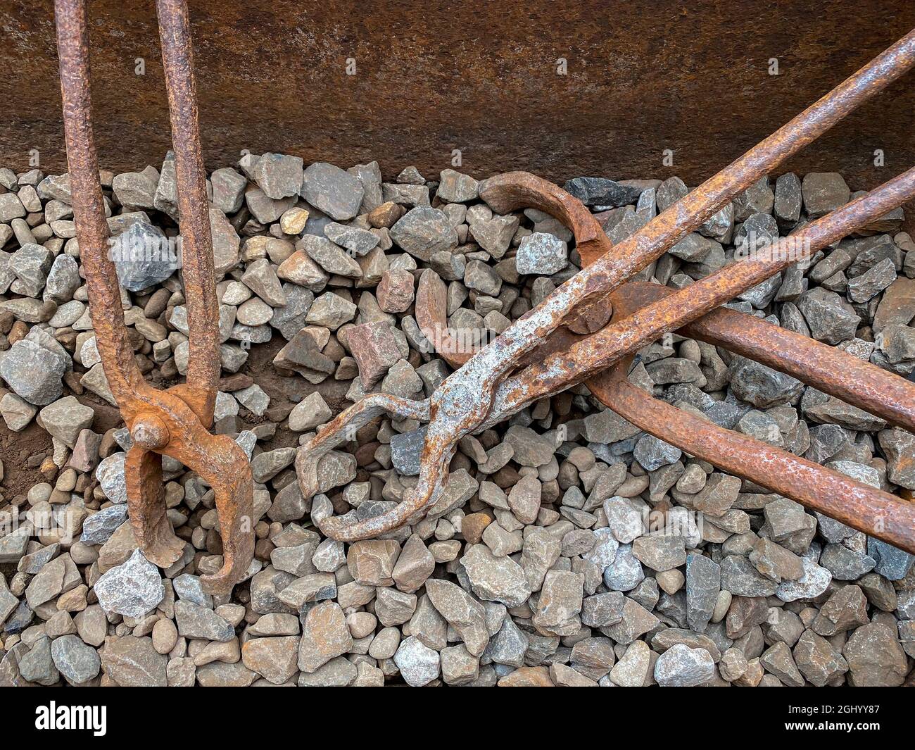 Industrieller Zerfall - alte verlassene Eisenbahnanlagen rosten langsam weg. Stockfoto
