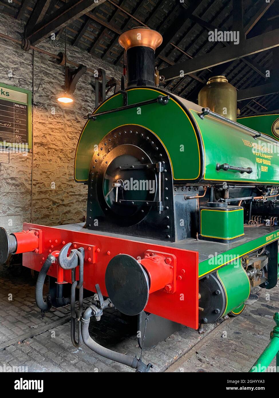 Eine alte Sattelpanzerlokomotive in einem Motorschuppen im Beamish Open Air Museum in Northumberland im Nordosten Englands. Stockfoto