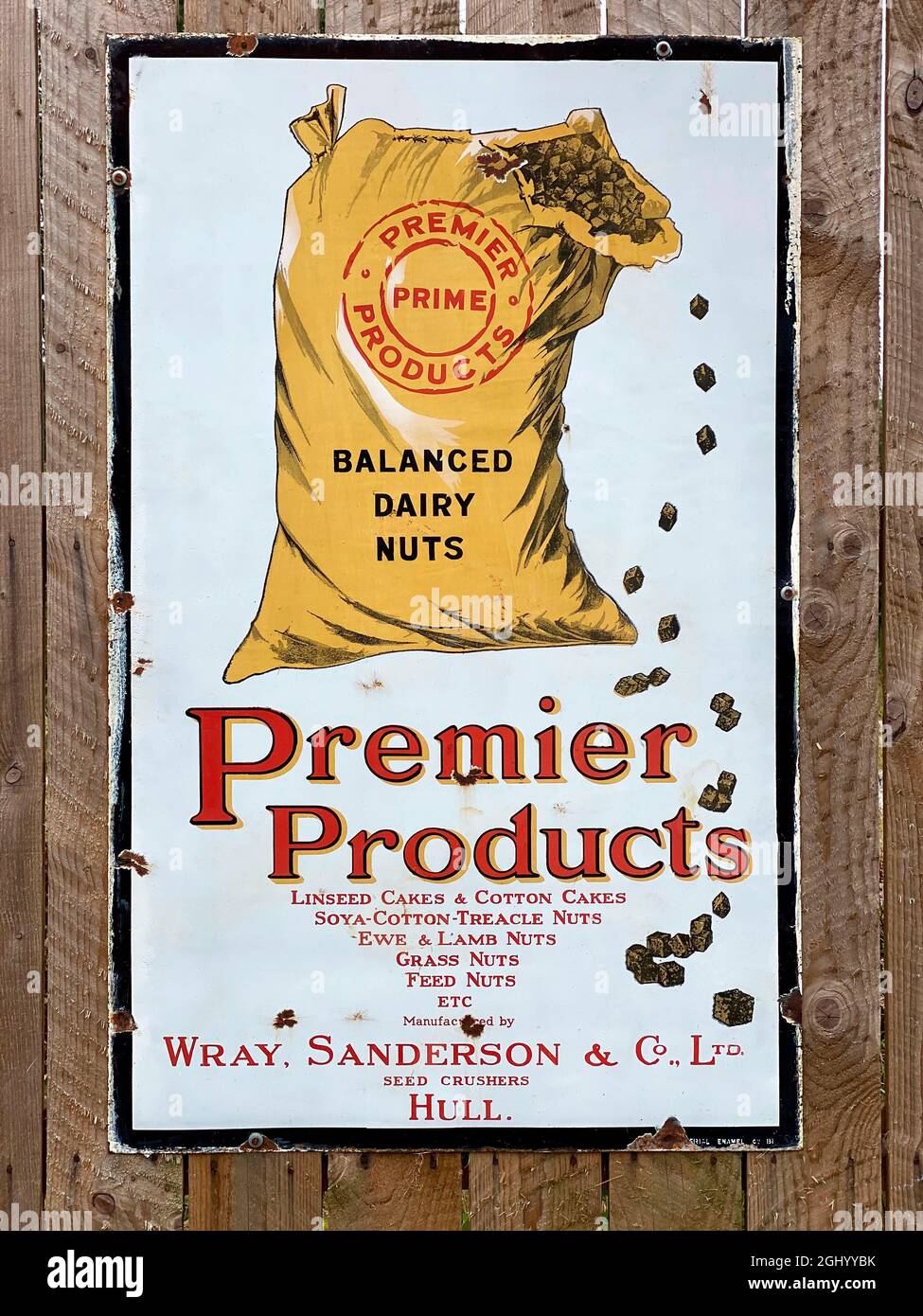 Altes Metall der 1950er Jahre landwirtschaftliches Werbeschild am Beamish Open Air Museum in Northumberland im Nordosten Englands. Stockfoto