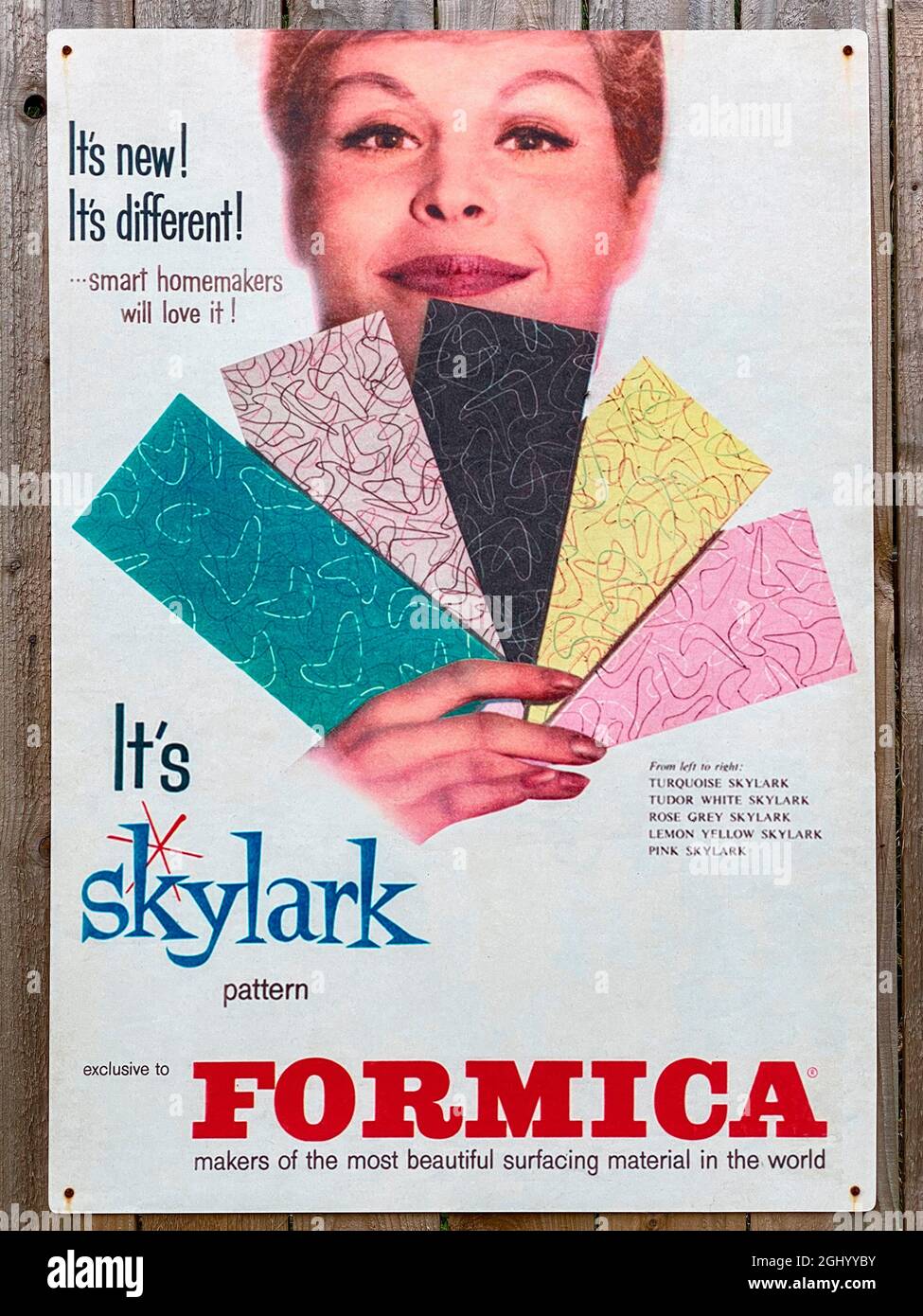 Altes Werbeschild der 1950er Jahre im Beamish Open Air Museum in Northumberland im Nordosten Englands. Stockfoto