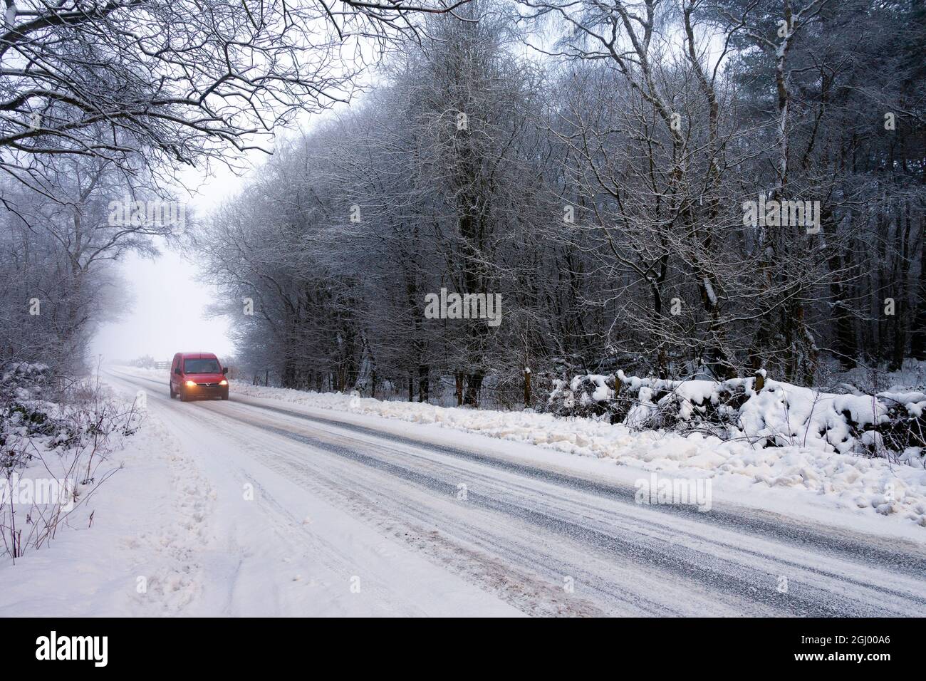 Fahren bei Winterwetter auf einer schneebedeckten Landstraße in North Yorkshire, England. Stockfoto
