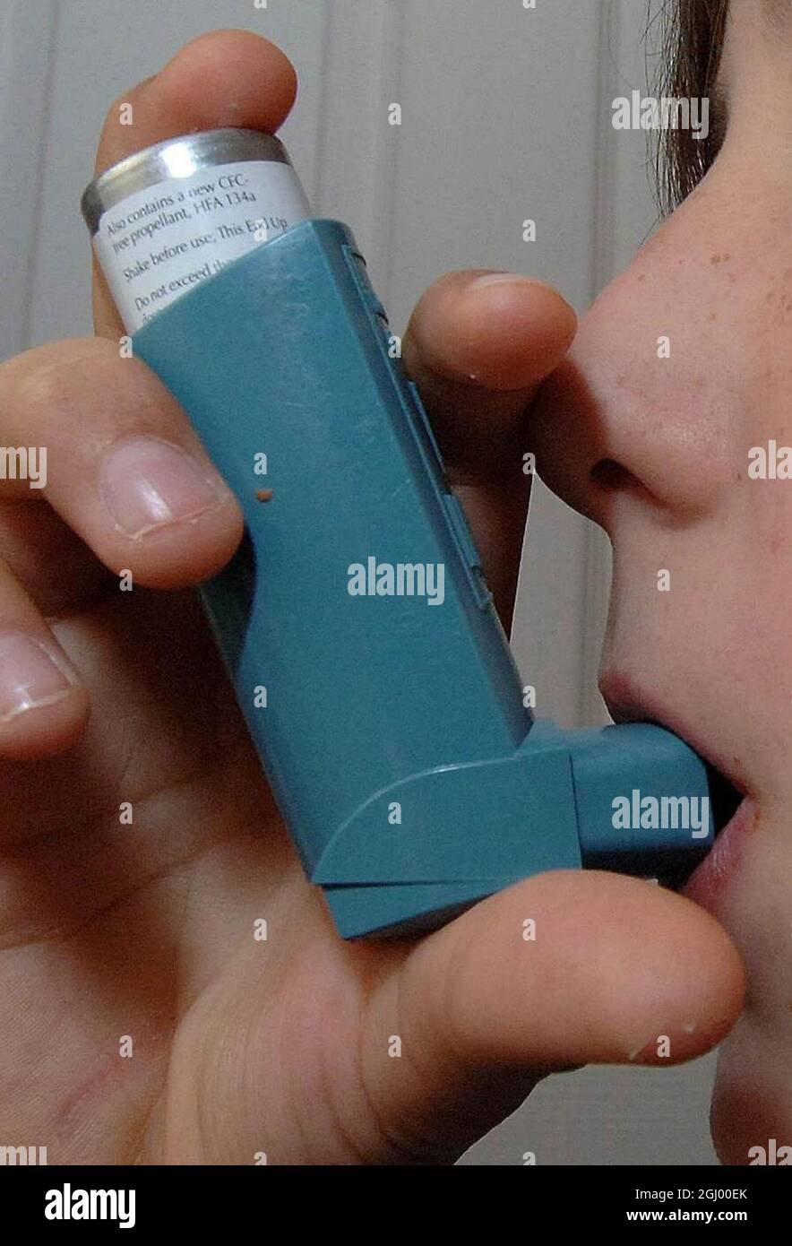 Aktenfoto vom 28/11/06 von einem Inhalator, der von einem Kind zur Behandlung von Asthma verwendet wird. Asthmatische Kinder reagieren weniger wahrscheinlich auf eingeatmete Steroide, wenn sie übergewichtig oder fettleibig sind, was zu häufigeren Asthmaanfällen führt, wie eine Studie ergab. Ausgabedatum: Mittwoch, 8. September 2021. Stockfoto