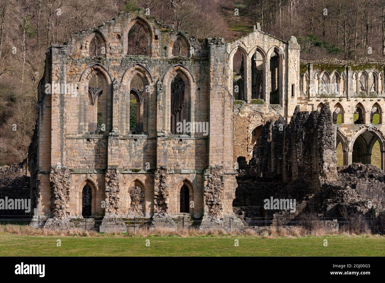 Ruinen der Rievaulx Abbey - eine Zisterzienserabtei in der Nähe von Helmsley im North York Moors National Park, North Yorkshire, England. Es war eines der großen Bauchfalle Stockfoto