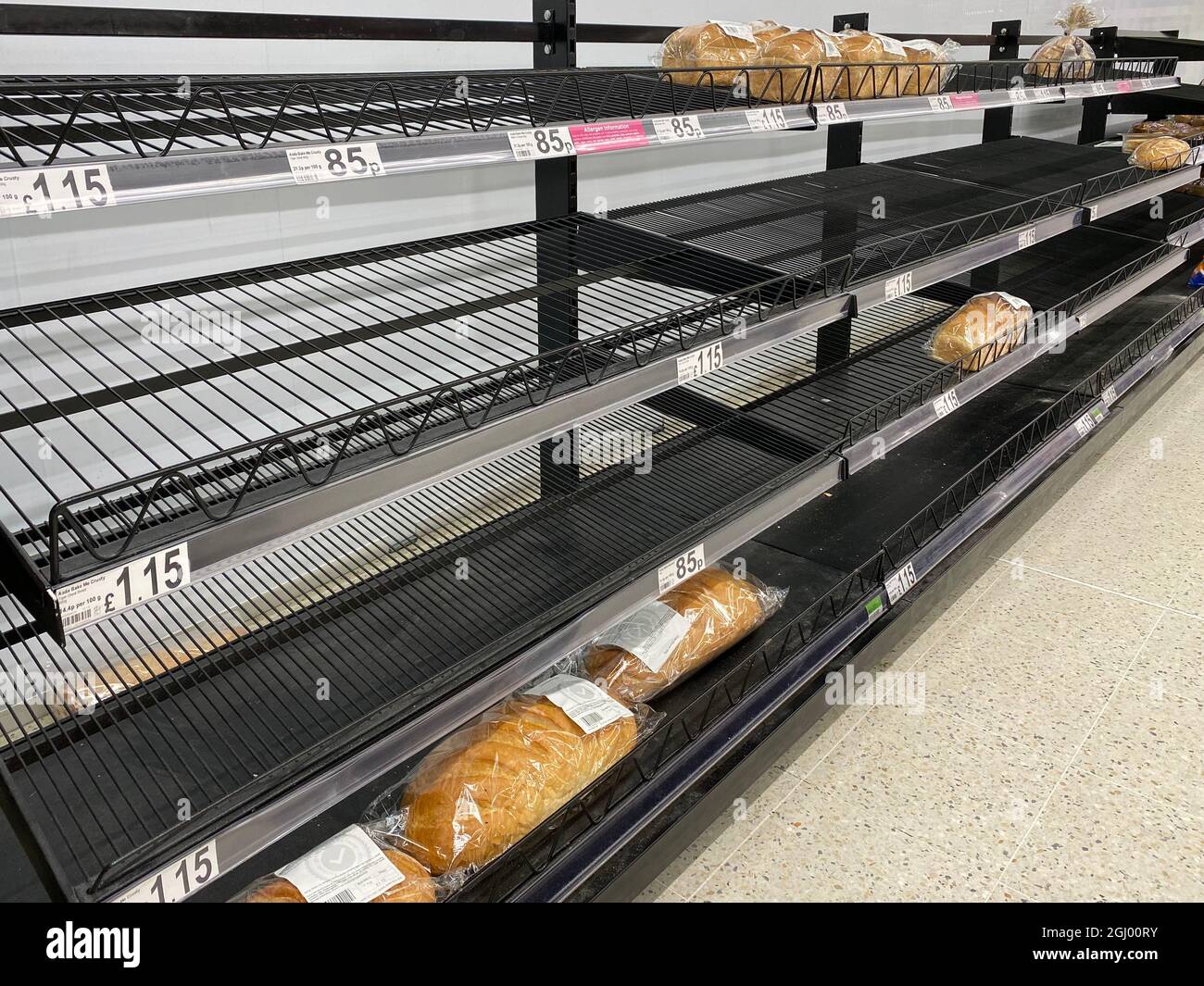 Fast leere Supermarktregale während der Covid-Pandemie - Vereinigtes Königreich Stockfoto