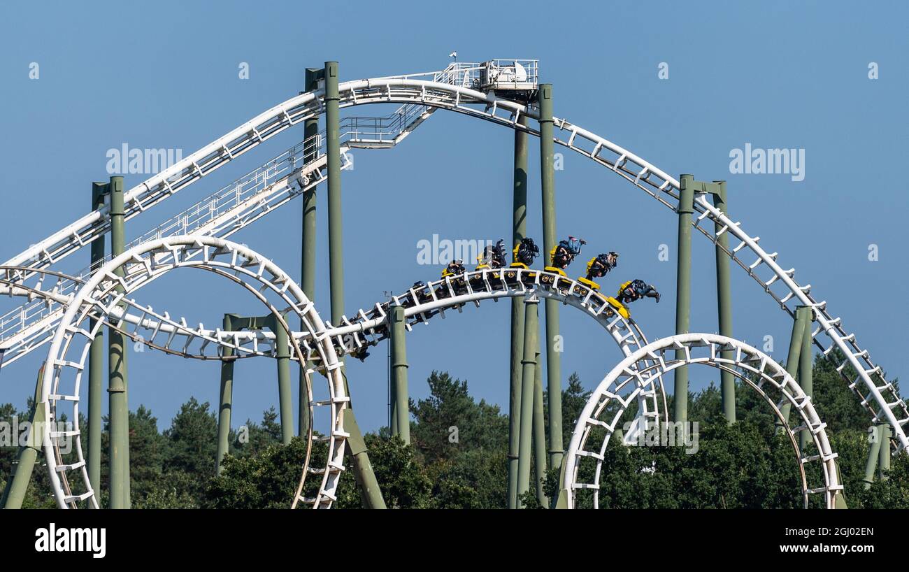 Soltau, Deutschland. September 2021. Besucher fahren auf einer Achterbahn  im Heide Park. Quelle: Philipp Schulze/dpa/Alamy Live News Stockfotografie  - Alamy