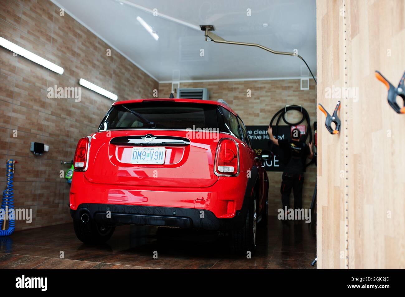 Kiew, Ukraine - 14. Mai 2021: Rotes Mini Cooper Countryman-Auto in der Detailgarage. Stockfoto