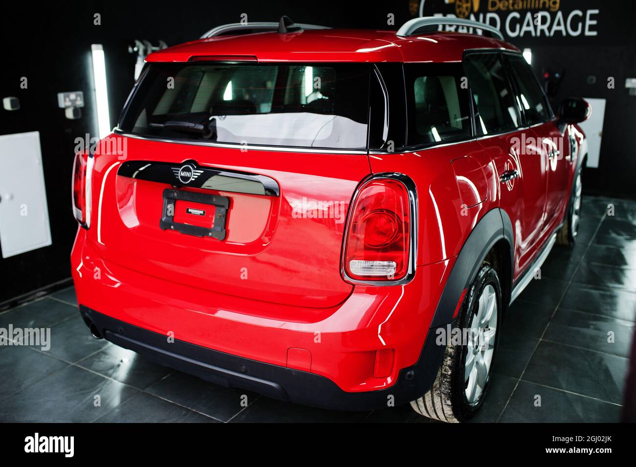 Kiew, Ukraine - 14. Mai 2021: Rotes Mini Cooper Countryman-Auto in der Detailgarage. Stockfoto