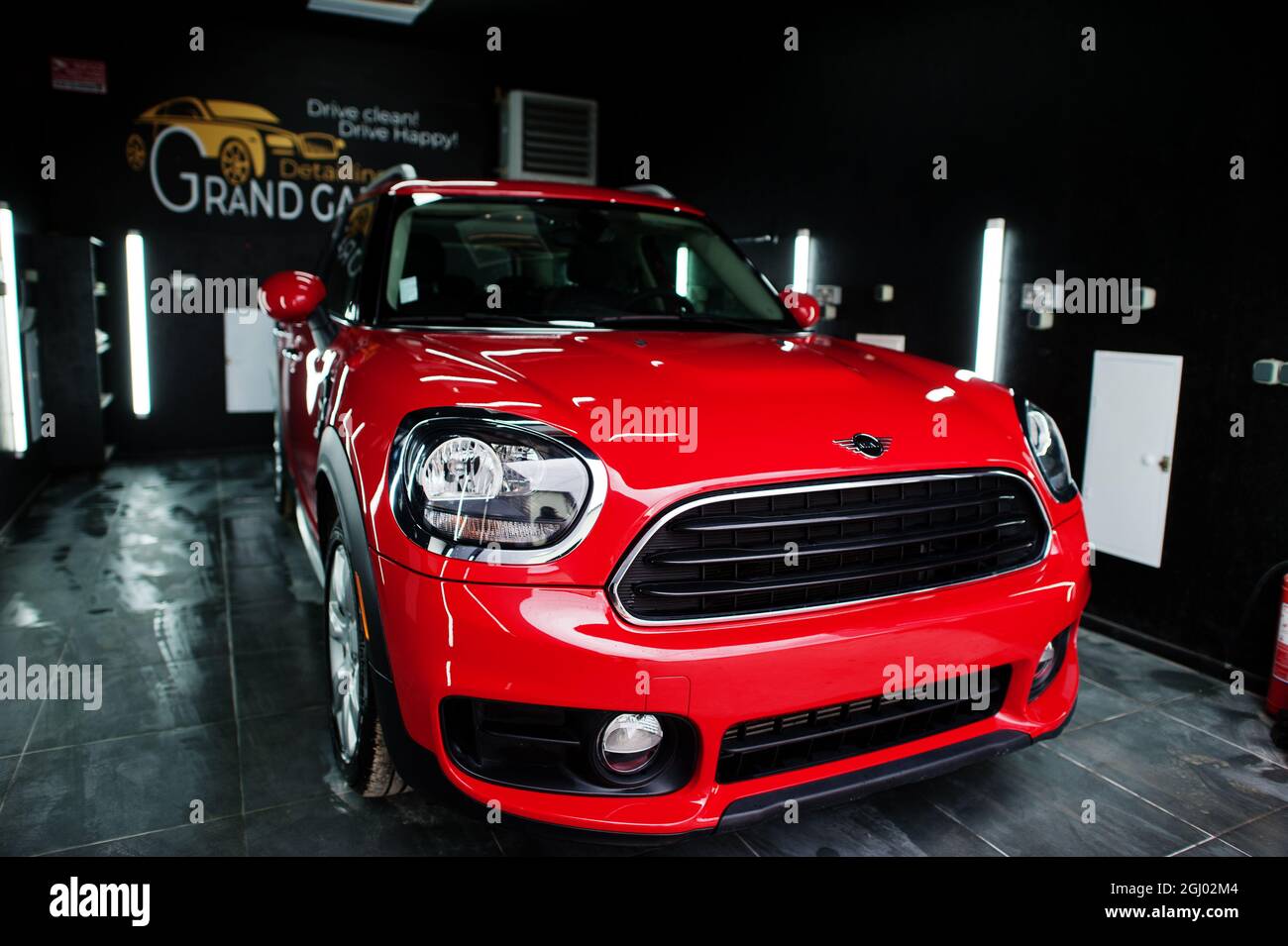 Kiew, Ukraine - 14. Mai 2021: Rotes Mini Cooper Countryman-Auto in der Detailgarage. Stockfoto