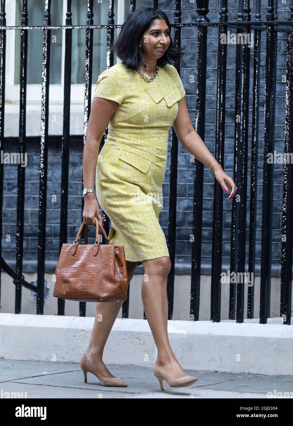 London, Großbritannien. September 2021. Suella Braverman sah, wie sie nach einer Kabinettssitzung in Downing Street, London, abging. Dies war die erste persönliche Kabinettssitzung des Jahres, als Premierminister Boris Johnson später eine 1.25%ige Erhöhung der Sozialversicherungsbeiträge für die Sozialfürsorge ankündigte. Kredit: SOPA Images Limited/Alamy Live Nachrichten Stockfoto