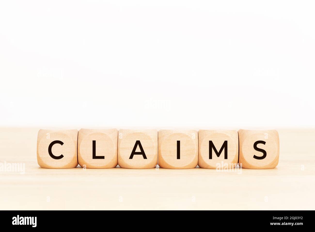 Spendenwort auf Holzblockform. Speicherplatz kopieren. Weißer Hintergrund Stockfoto