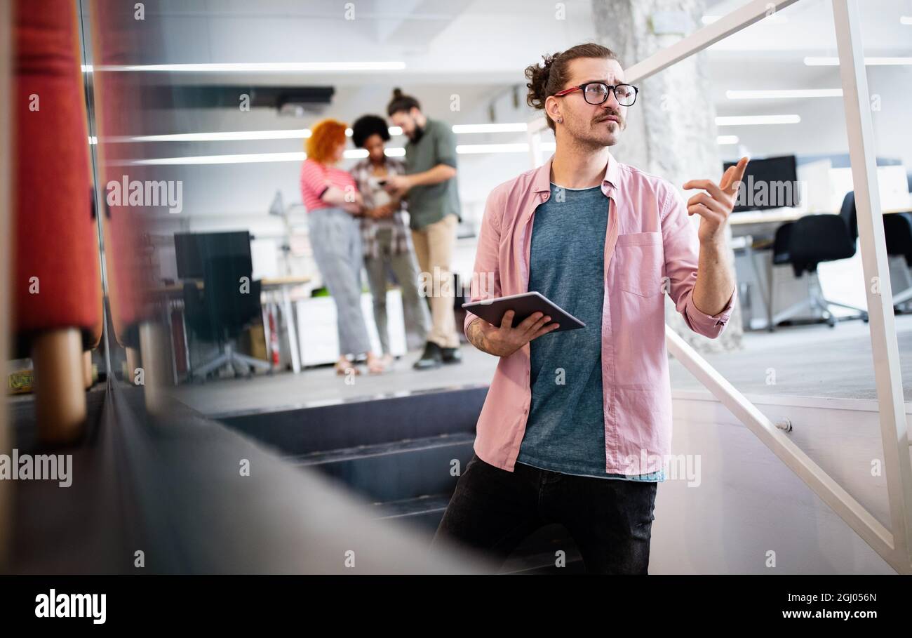 Mann, der im Büro arbeitet und versucht, Probleme zu lösen. Business, Technology People Concept Stockfoto