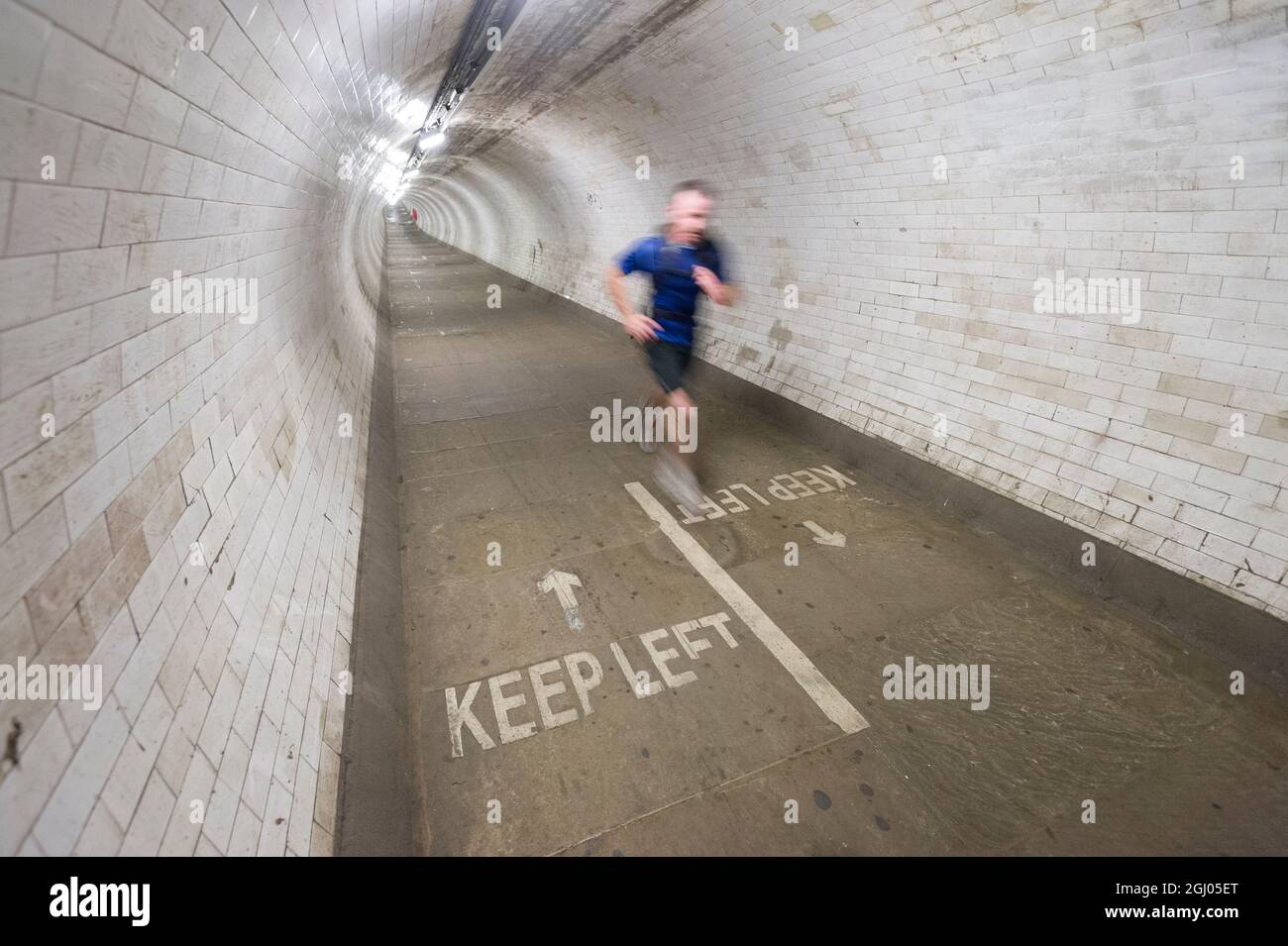 Der Greenwich Foot Tunnel kreuzt unter der Themse im Osten Londons und verbindet Greenwich (Royal Borough of Greenwich) am Südufer mit Millwall (London Borough of Tower Hamlets) im Norden. Der Tunnel wurde vom Bauingenieur Sir Alexander Binnie entworfen.der Bau begann 1899 und wurde 1902 fertiggestellt. Greenwich Foot Tunnel, London, Großbritannien. 27 August 2011 Stockfoto