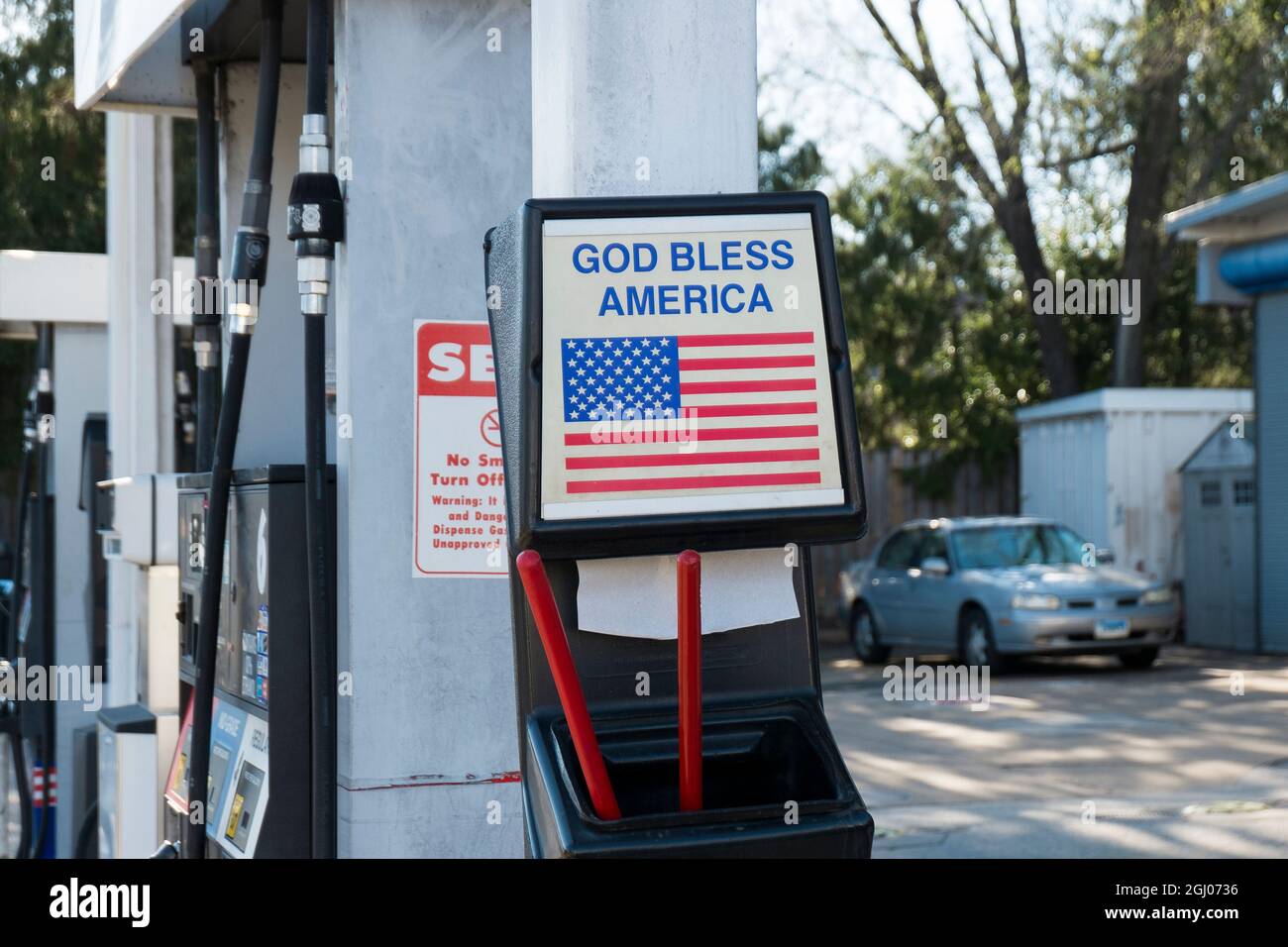 An einer Tankstelle, ein Gott segne Amerika Aufkleber mit American Flag auf dem Waschkübel. In Arlington, Virginia. Stockfoto