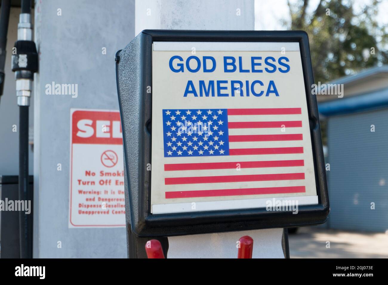 An einer Tankstelle, ein Gott segne Amerika Aufkleber mit American Flag auf dem Waschkübel. In Arlington, Virginia. Stockfoto