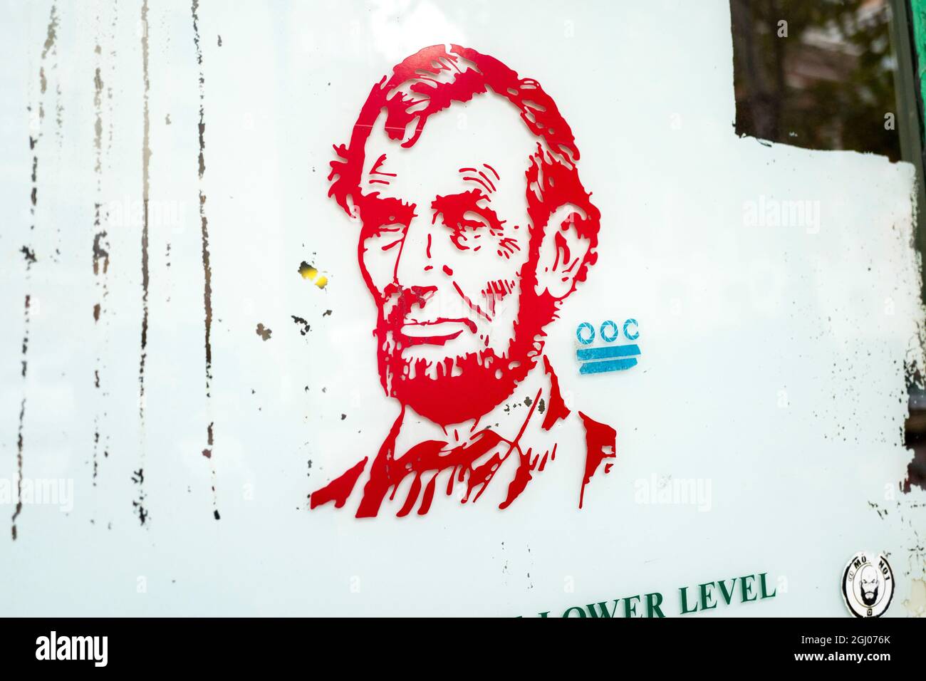 Ein Schablonenporträt von Präsident Abraham Lincoln in Rot auf einer Glasfassade. In Arlington, Virginia. Stockfoto