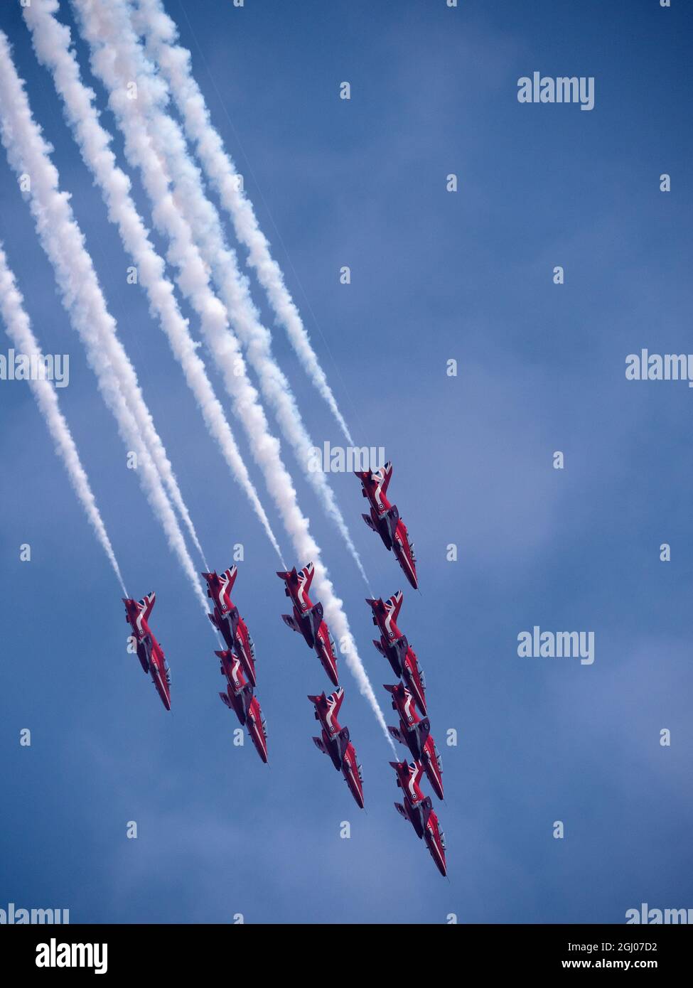 Rotpfeile-Luftbildteam, das in enger Formation absteigt Stockfoto