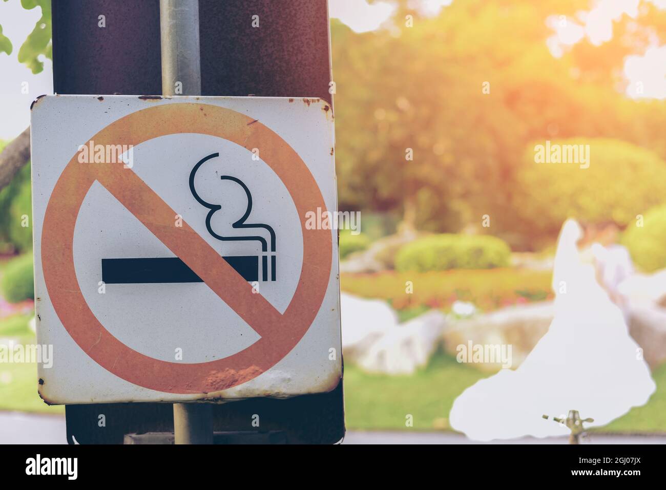 Rauchverbotsschild in der Nähe der Laufbahn im öffentlichen Park. Cross-Processing und Split-Tone neue Trend wie Prozess. Stockfoto