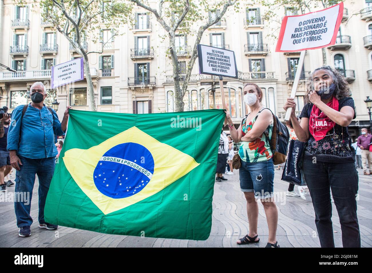 Barcelona, Katalonien, Spanien. September 2021. Die Demonstranten werden mit einer brasilianischen Flagge und einem Transparent gesehen, auf dem steht, dass die Regierung Bolsonaro gefährlicher ist als das Virus.am Tag der Unabhängigkeit Brasiliens, dem 7. September, hat der Präsident von Brasilien, Jair Bolsonaro, Hat seine Anhänger zu Demonstrationen im ganzen Land geladen und schürt Bedrohungen für die Demokratie und einen möglichen Staatsstreich. Verschiedene Gruppen und politische Parteien im Land haben dagegen reagiert und Demonstrationen gegen den Präsidenten aufgerufen, in Barcelona hat eine Gruppe Brasilianer einen Akt gegen den Vorsitzenden durchgeführt Stockfoto