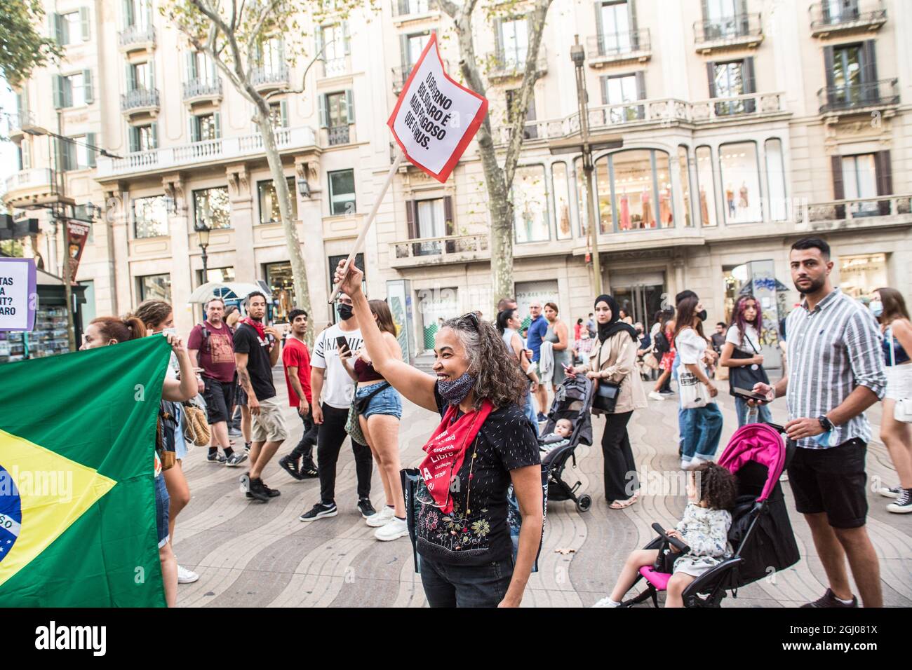 Barcelona, Katalonien, Spanien. September 2021. Der Protestierende wird mit einem Transparent gesehen, auf dem steht, dass die Regierung von Bolsonaro gefährlicher sei als das Virus.am Tag der Unabhängigkeit Brasiliens, dem 7. September, sagte der brasilianische Präsident Jair Bolsonaro, Hat seine Anhänger zu Demonstrationen im ganzen Land geladen und schürt Bedrohungen für die Demokratie und einen möglichen Staatsstreich. Verschiedene Gruppen und politische Parteien im Land haben dagegen reagiert und Demonstrationen gegen den Präsidenten aufgerufen, in Barcelona hat eine Gruppe Brasilianer einen Akt gegen den Präsidenten auf den Ramblas (Cred Stockfoto