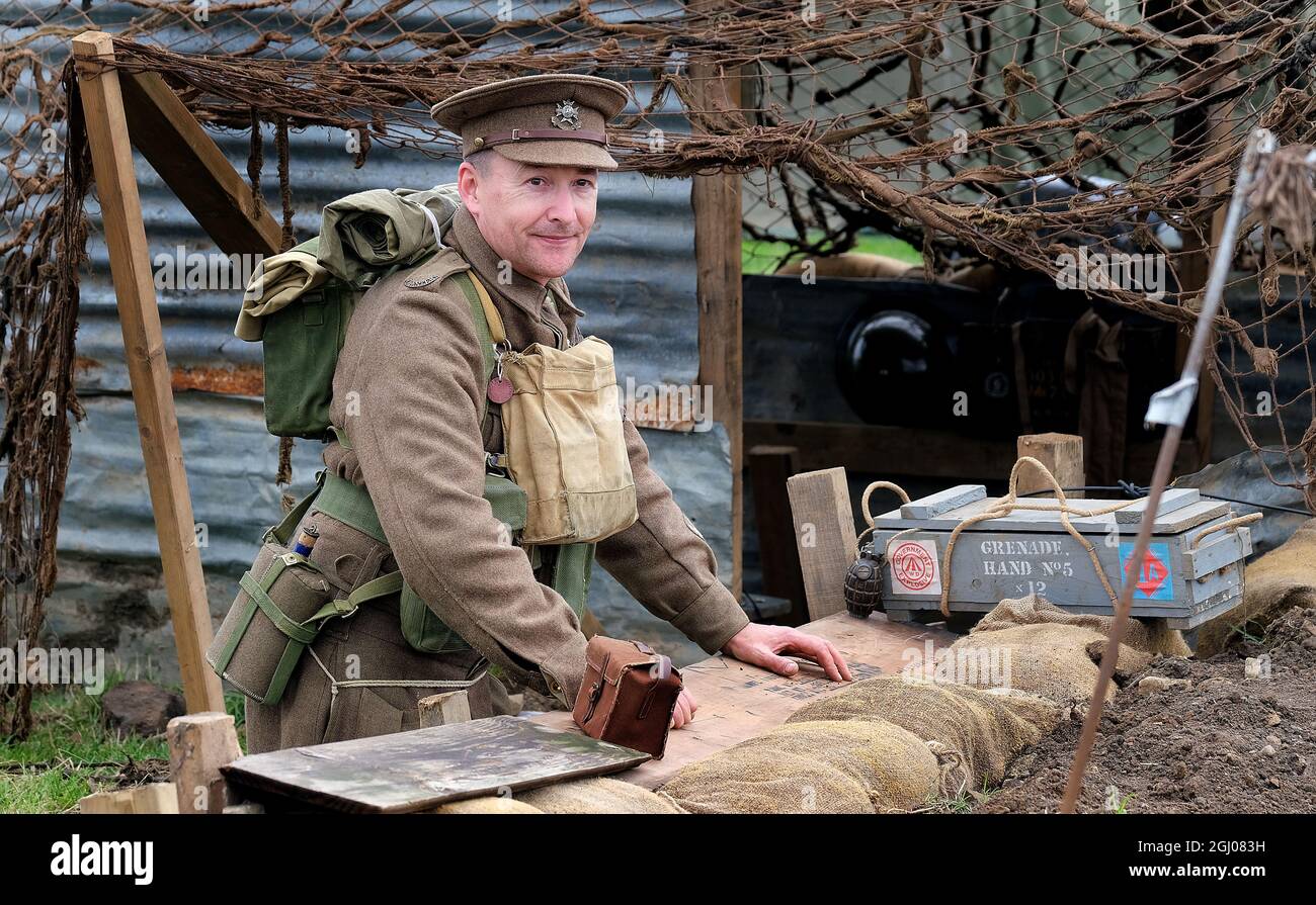 Darsteller in Uniform des britischen Weltkrieges ein Soldat. Stockfoto