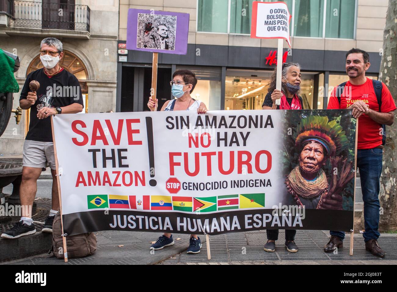 Barcelona, Katalonien, Spanien. September 2021. Demonstranten werden mit einem Banner mit der Aufschrift „Save the amazon!“ gesehen. Ohne amazonien gibt es keine Zukunft.am Tag der Unabhängigkeit Brasiliens, dem 7. September, hat der Präsident Brasiliens, Jair Bolsonaro, seine Anhänger zu Demonstrationen im ganzen Land geladen und schürt Drohungen gegen die Demokratie und einen möglichen Staatsstreich. Verschiedene Gruppen und politische Parteien im Land haben dagegen reagiert und Demonstrationen gegen den Präsidenten aufgerufen, in Barcelona hat eine Gruppe Brasilianer einen Akt gegen den Präsidenten auf den Ramblas durchgeführt (Credit Stockfoto