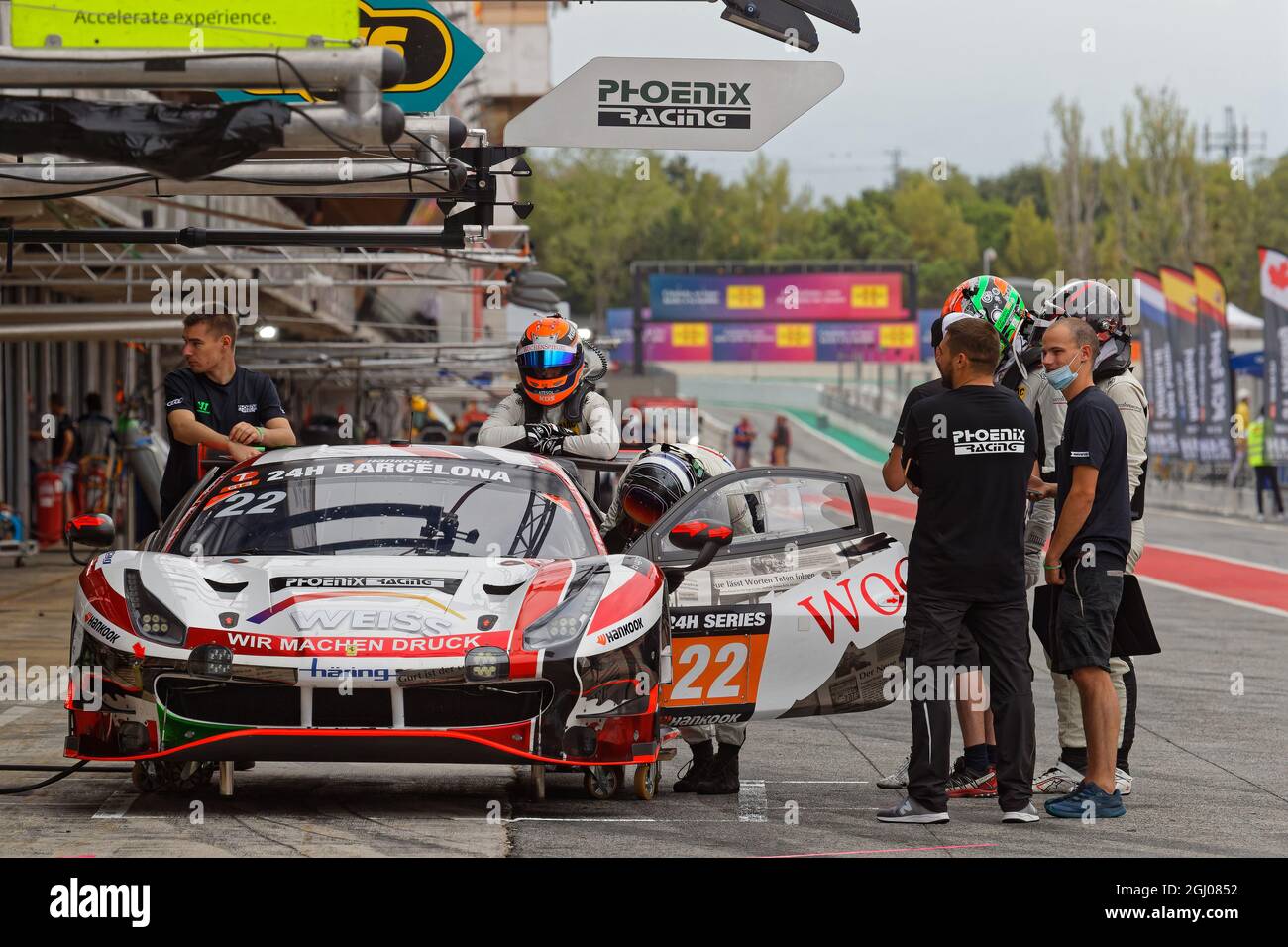 BARCELONA, SPANIEN, 4. September 2021 : in der Boxengasse. Die 24h Series sind eine internationale Langstreckenmeisterschaft für GT- und Touring-Fahrzeuge. Stockfoto