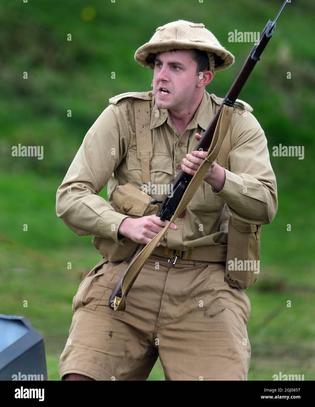 Der Schauspieler ist als britischer Soldat des Zweiten Weltkriegs in Aktion gekleidet. Stockfoto