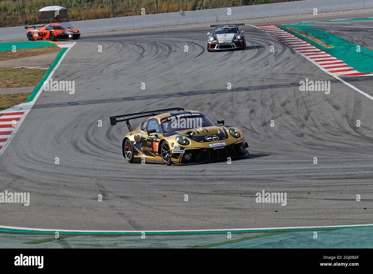 BARCELONA, SPANIEN, 4. September 2021 : Autos an der letzten Schikane. 24h Series sind eine internationale Langstreckenmeisterschaft für GT und Touring Ca Stockfoto