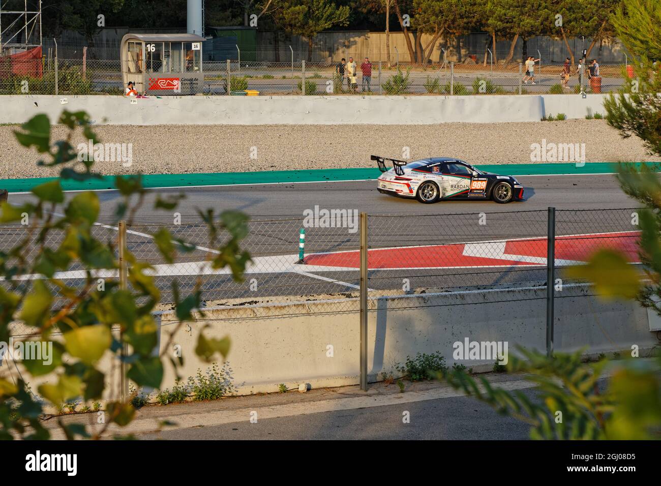 BARCELONA, SPANIEN, 4. September 2021 : Ein paar Leute schauen sich das Rennen bei Sonnenuntergang an. Die 24h Series sind eine internationale Langstreckenmeisterschaft für GT Stockfoto