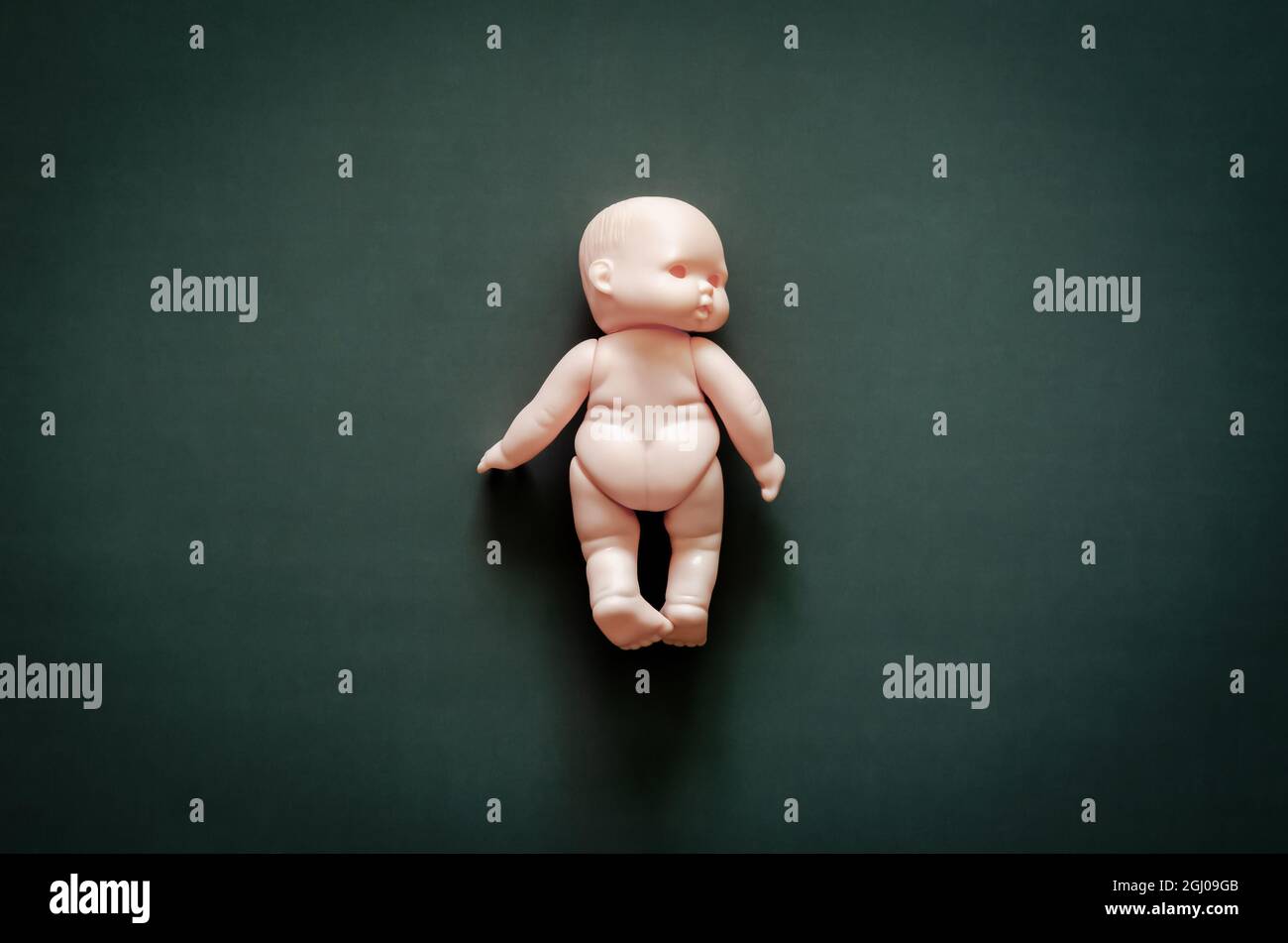 Ghost Baby drehst den Kopf nach rechts auf dunklem Hintergrund. Gruseliges halloween-Konzept. Stockfoto