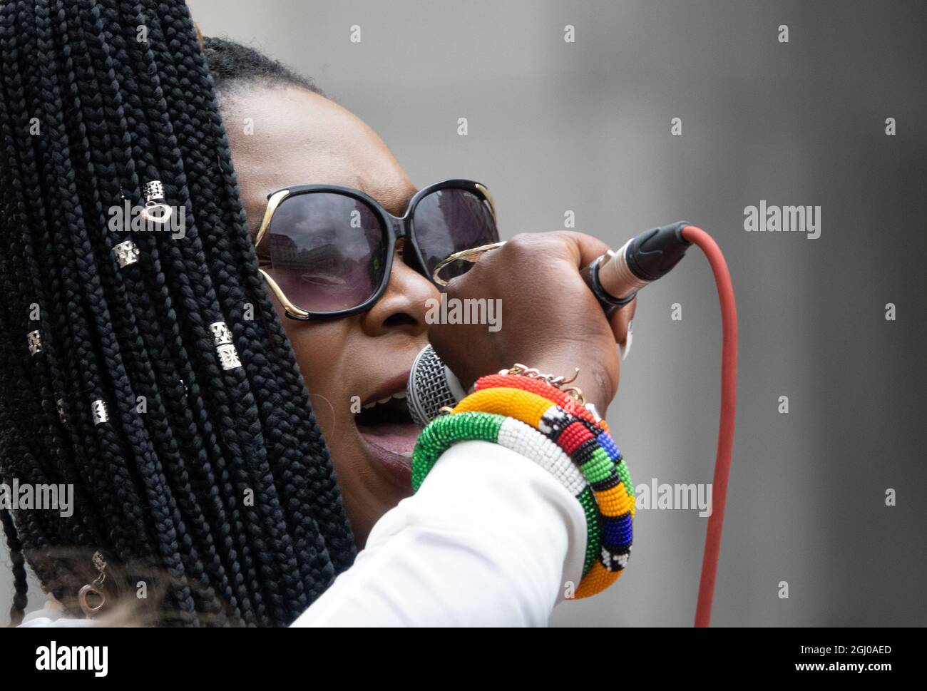 Marvina Newton - Mitbegründerin von Black Lives Matter - sprach am 27. August 2021 bei einem XR-Protest vor der Bank of England. Stockfoto