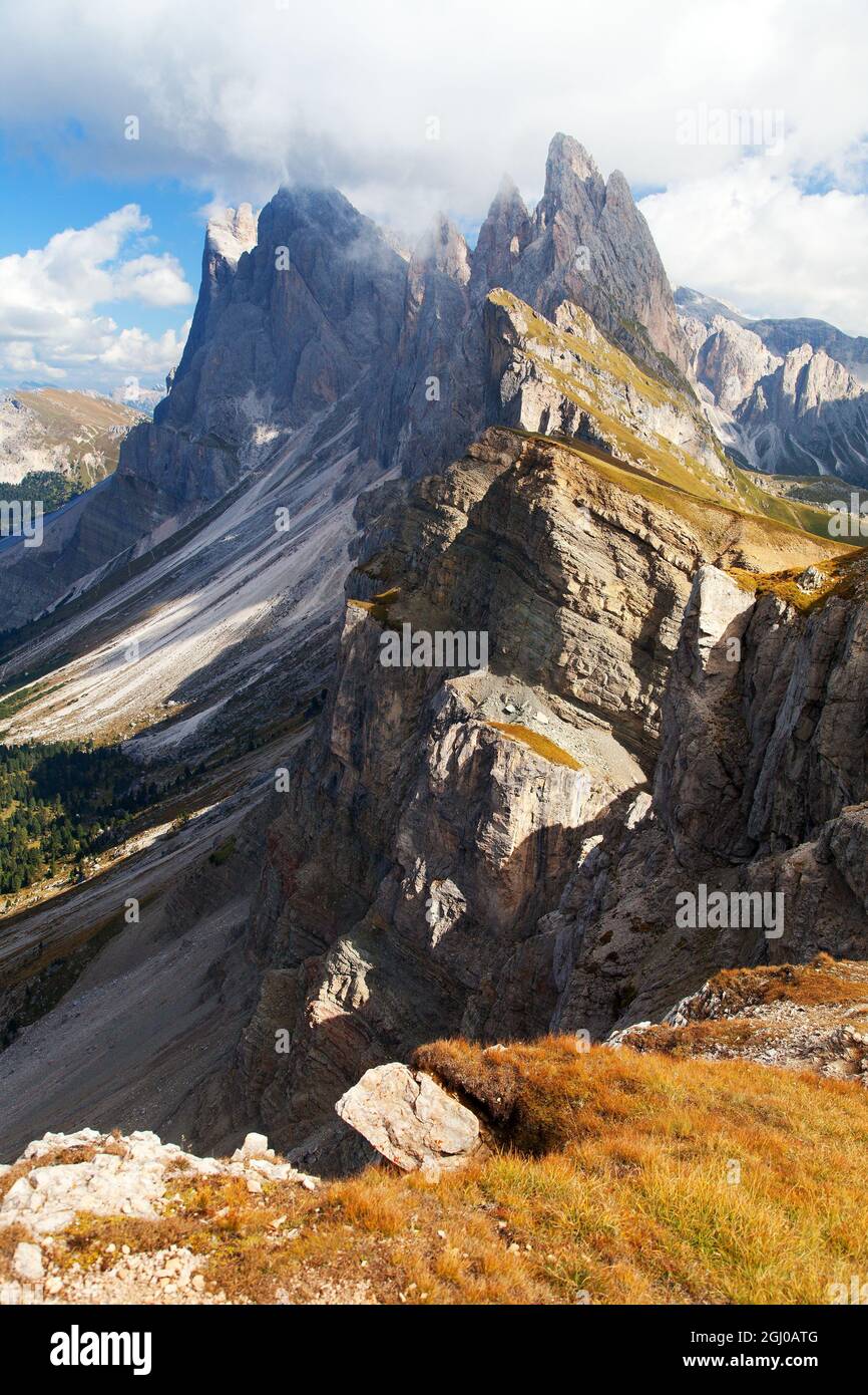 Panoramablick auf Geislergruppe oder Gruppo dele Geisler, italienische Dolomiten Alpen Stockfoto