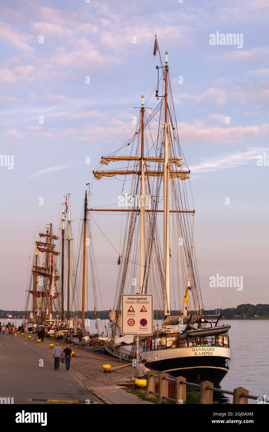 Abendlicht im Spätsommer am Tiessenkai promade in Kiel, Kreis Holtenau, Kieler Förde, Ostsee, Schleswig-Holstein, Norddeutschland, Europa Stockfoto