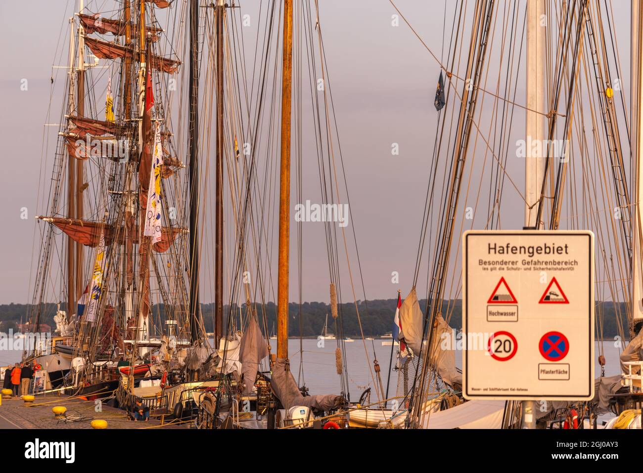 Abendlicht im Spätsommer am Tiessenkai promade in Kiel, Kreis Holtenau, Kieler Förde, Ostsee, Schleswig-Holstein, Norddeutschland, Europa Stockfoto